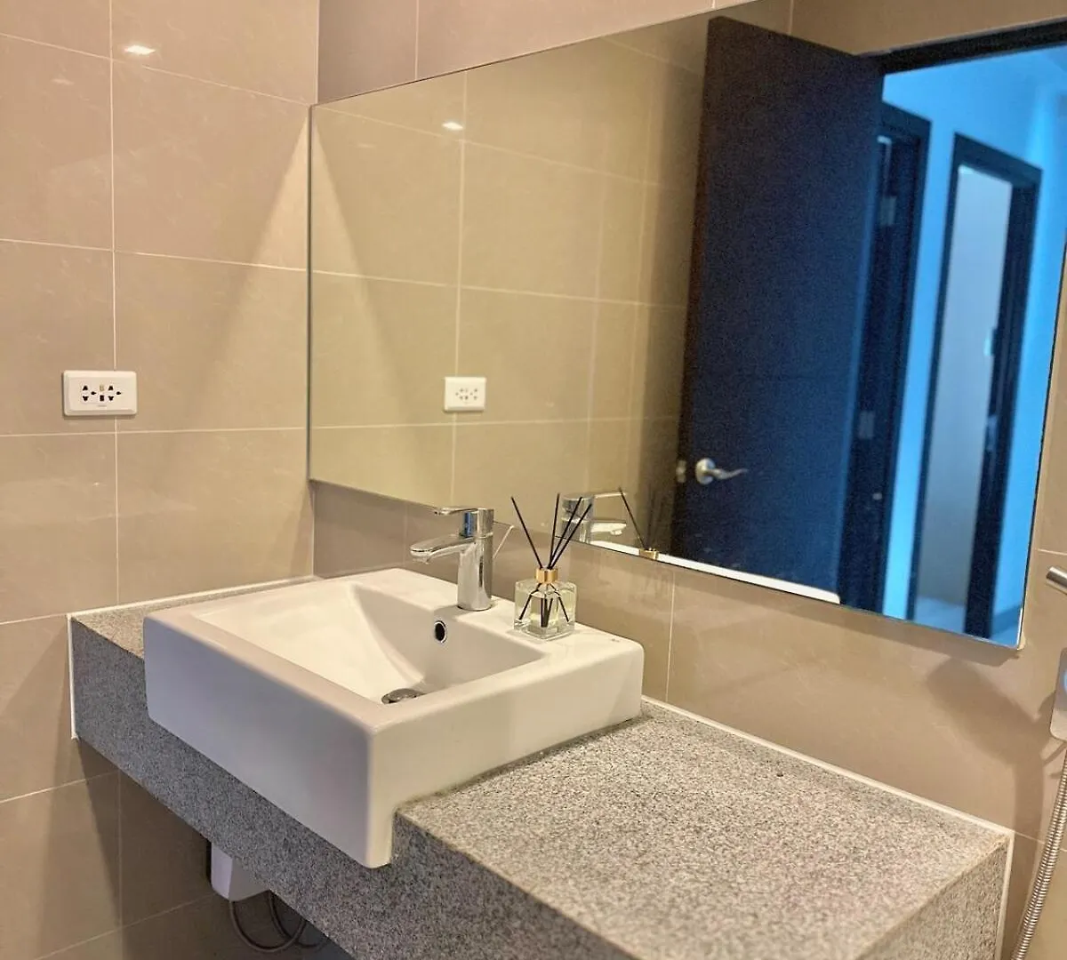 King Size 3-Bedroom In Uptown Parksuites Bgc Manila 0*,  Filippinerna